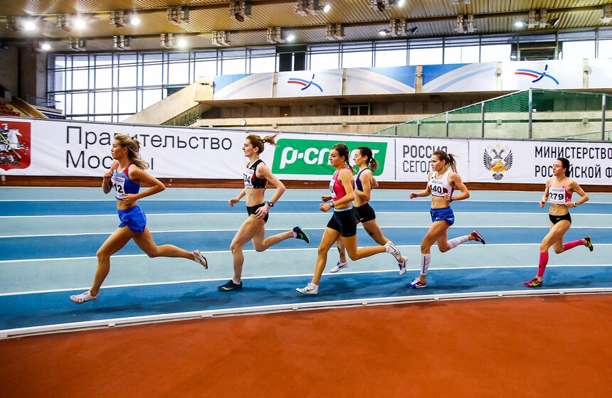 Женский забег на чемпионате России по легкой атлетике в помещении.