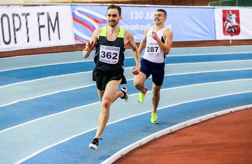У мужчин в прыжках в длину и тройном прыжке квалификация проходит в два потока.