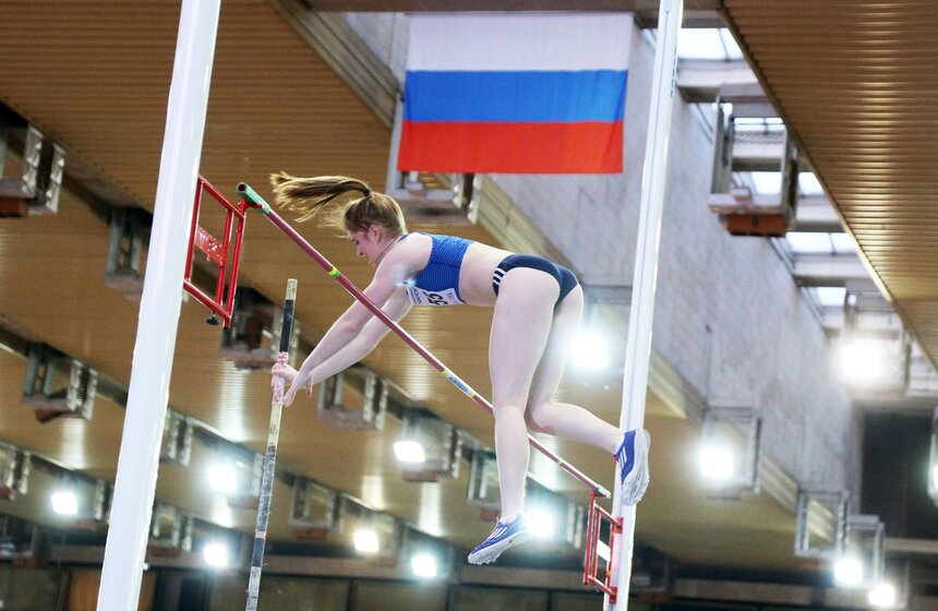 Прыжки с шестом у женщин на чемпионате России по легкой атлетике в помещении.
