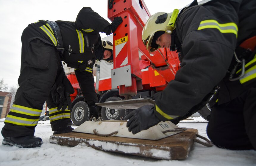 Для устойчивости у гигантского подъемника есть четыре выдвижные "лапы"