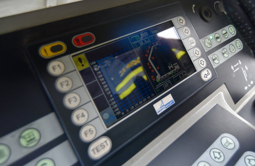 В машине есть два пульта управления подъемником. Управлять можно из пожарной люльки, а можно с пульта управления на земле