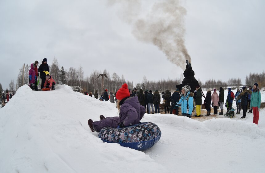 Детские развлечения во время празднования масленицы в Николо-Ленивце