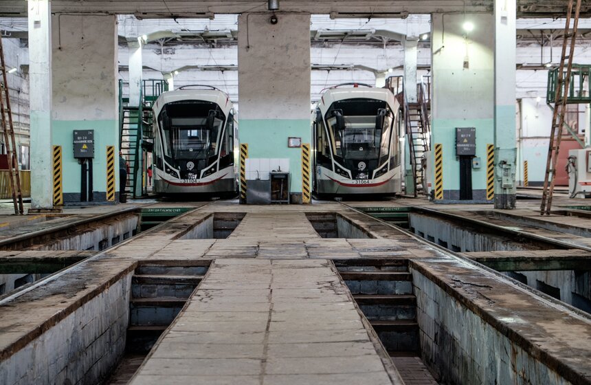 Трамваи привозят в депо из Тверского машиностроительного завода, и прямо на месте их собирают, а после проводят обкатку.