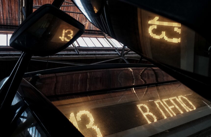 Трамваи рассчитаны на 60 сидячих мест, а максимальная вместимость – 260 человек.