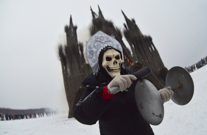 Сожжение строения, на постройку которого ушло около трех месяцев, сопровождалось художественным представлением и гитарной импровизацией Павла Додонова.