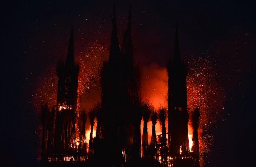 Правда, некоторым зрителям сооружение из веток напомнило католический собор. Некоторые СМИ и пользователи соцсетей заявили, что архитектор оскорбил христианские святыни.