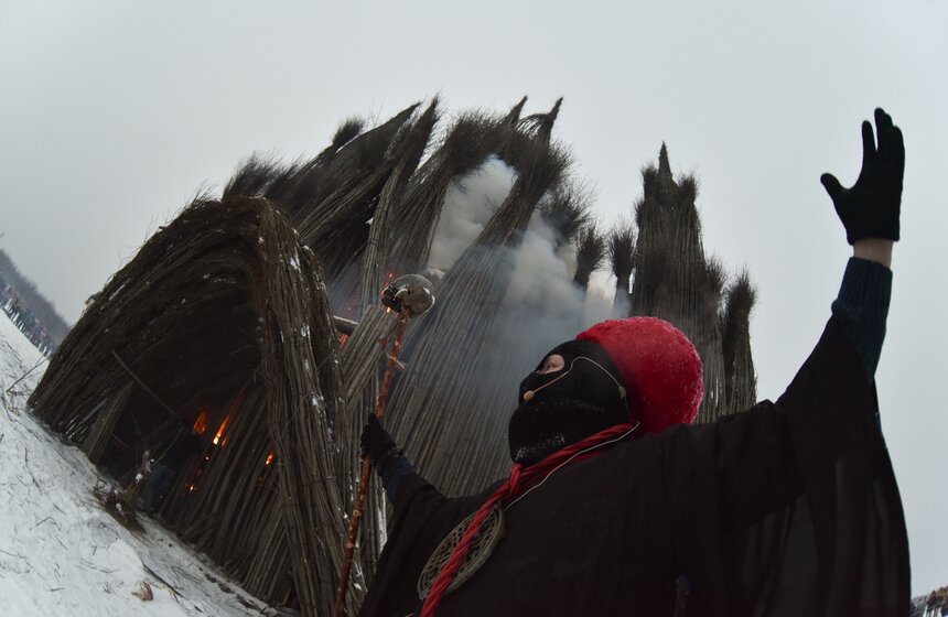Каждый год по случаю Масленицы в Николо-Ленивце строят арт-объект, который сжигают в конце дня. В этом году для сожжения была построена "Пламенеющая готика" – 30-метровое готическое здание из веток ольхи и деревянного мусора.
