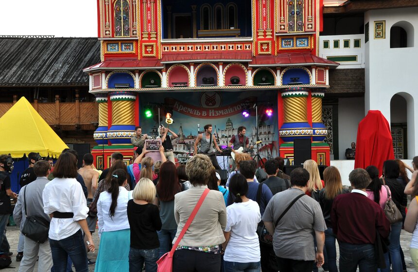 В Измайловском Кремле установили памятник Росомахе 5 фото