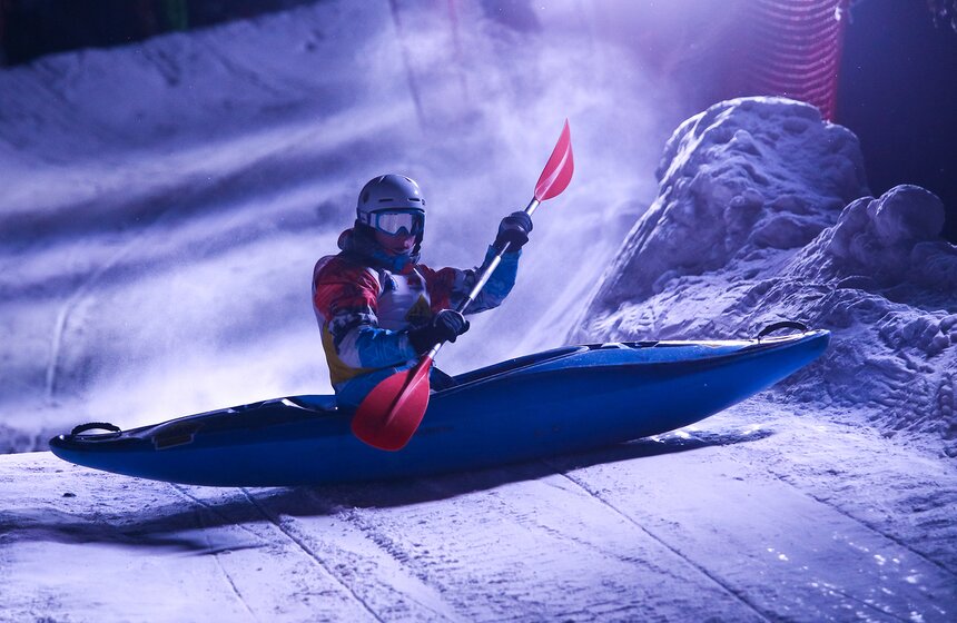 В руках у сидящего в каяке спортсмена – настоящее весло, которым он управляет во время стремительного движения вниз