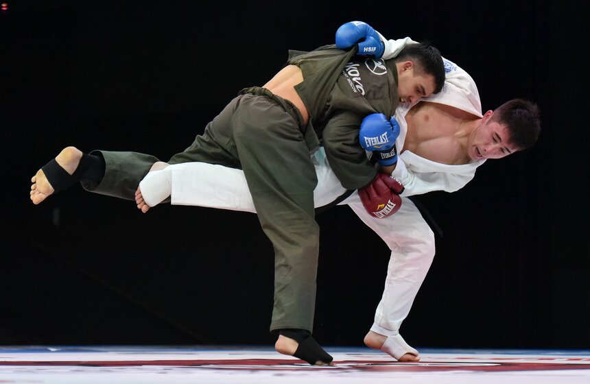 Бой между Павлом Кузнецовым (Россия) и Казбеком Сагыном (Казахстан)