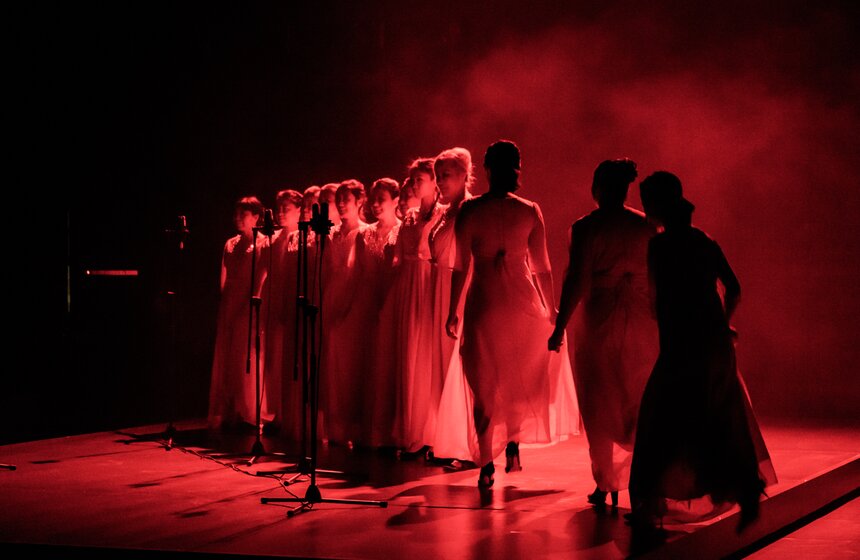 Каждый год церемония представляет новое театрализованное мультимедийное шоу