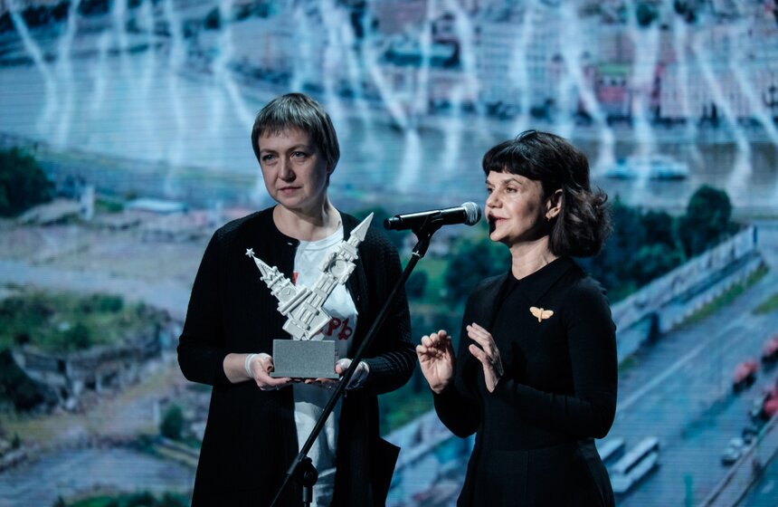 Объявлению лауреатов предшествуют публикация лонг-листа по пять номинантов в каждой категории и шорт-листа – по три номинанта