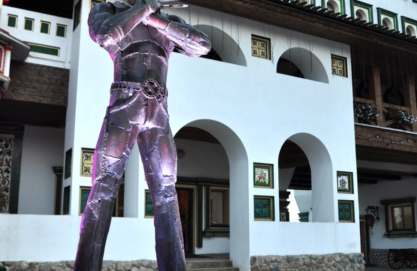 В Измайловском Кремле установили памятник Росомахе 15 фото