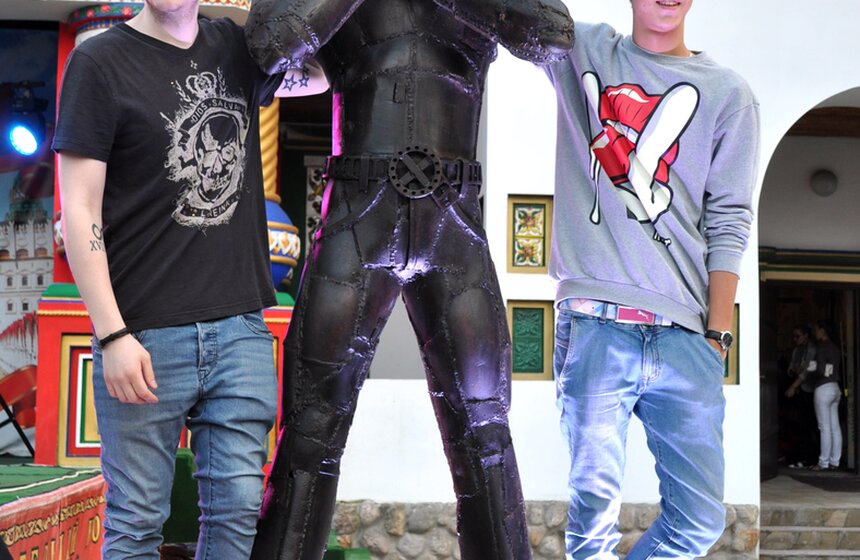 В Измайловском Кремле установили памятник Росомахе 9 фото