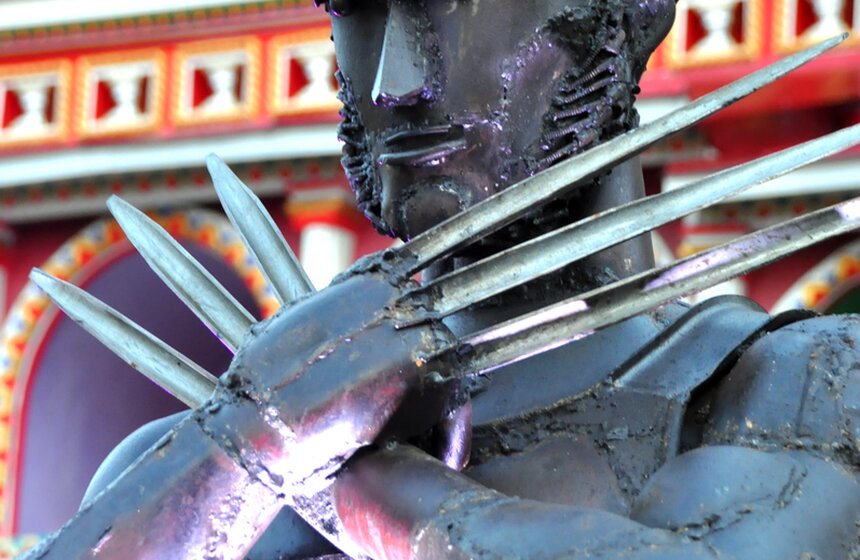 В Измайловском Кремле установили памятник Росомахе 13 фото