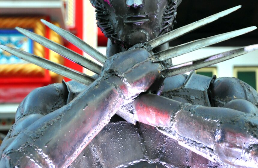 В Измайловском Кремле установили памятник Росомахе 12 фото