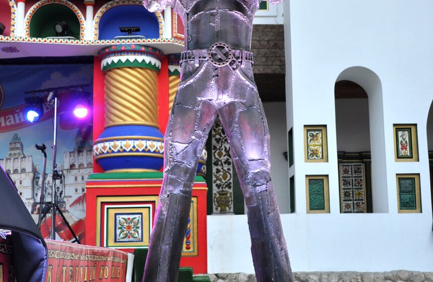 В Измайловском Кремле установили памятник Росомахе 11 фото