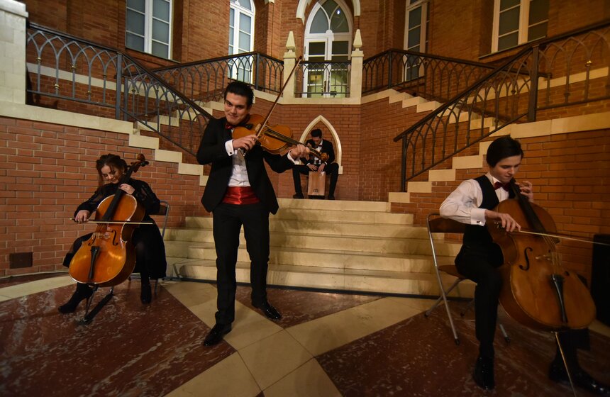 Выставка московских дизайнеров открылась почти одновременно с 80-летним юбилеем модельера Вячеслава Зайцева