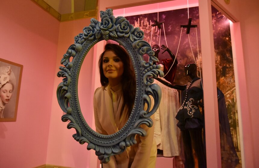 Экспозицию посетила модель и телеведущая Оксана Федорова