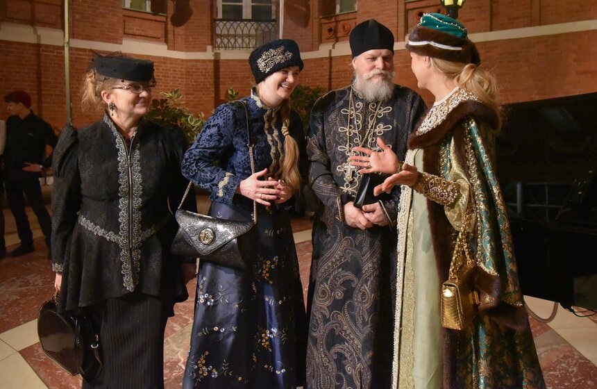 Среди участников проекта – дизайнеры Лилия Гуреева, Галина Дрозд, Василиса Баклашова, Андрей Канунов, Валентина Аверьянова, художники Стелла Лабужская, Алёна Лавдовская, Наталья Берег, Светлана Бояркина, Евгений Елкин и многие другие