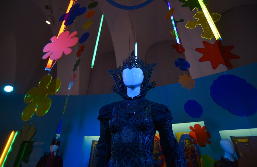 Художественным руководителем экспозиции выступает кутюрьер Вячеслав Зайцев