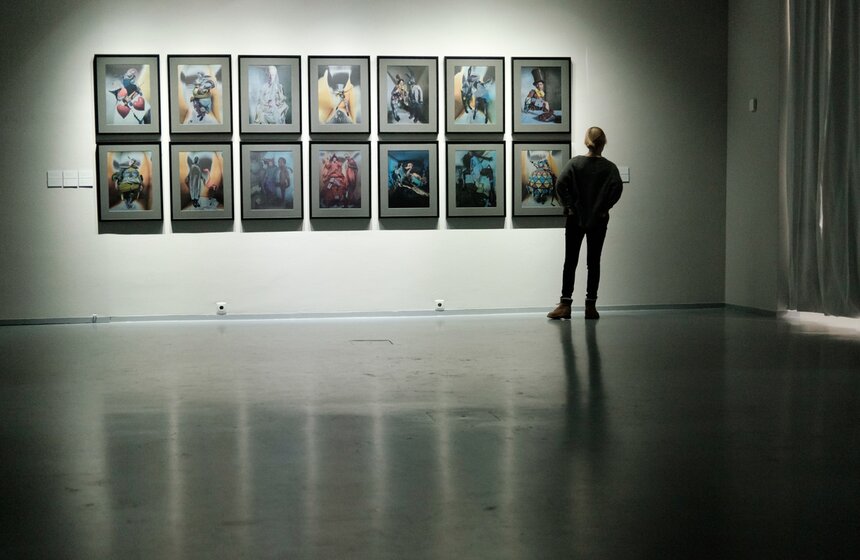 В создании календаря принимал участие новый главный редактор британского Vogue Эдвард Эннинфул.