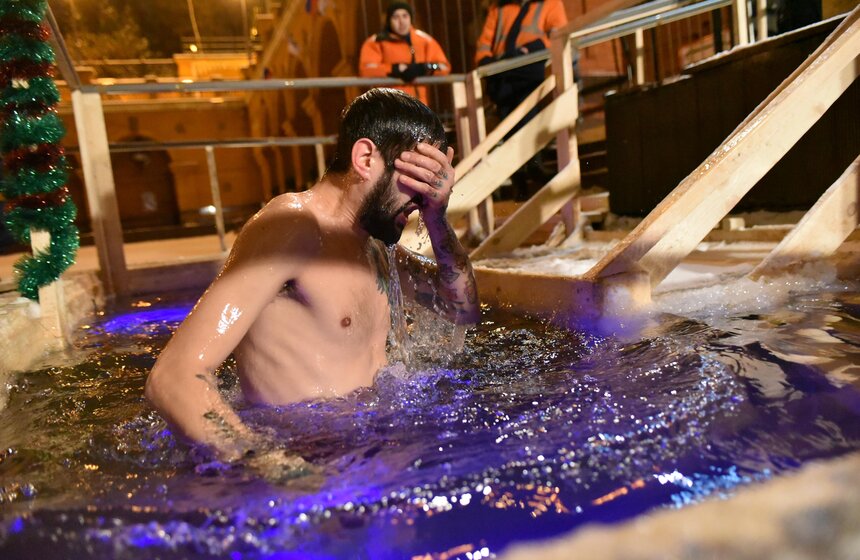 Сегодня достаточно много людей решаются искупаться в проруби с ледяной водой
