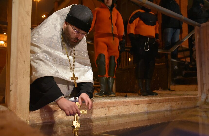 Православная церковь говорит, что вода в день Крещения Господня освящается благодатью Самого Господа Бога