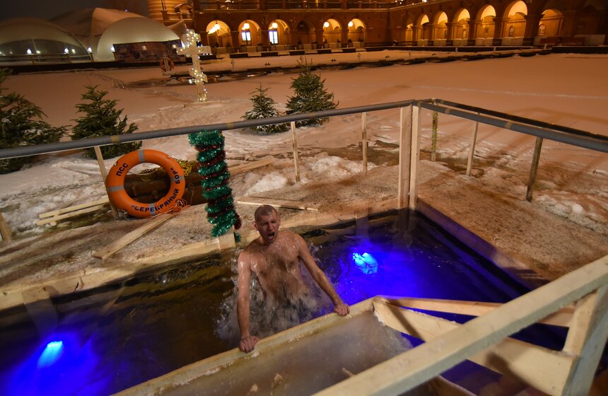 Крещенское купание – это троекратное погружение в воду с головой