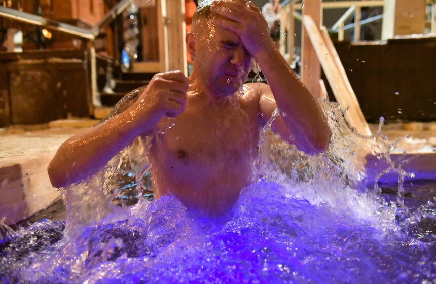 Вода в проруби после освящения становится целебной, поэтому православные умываются ею