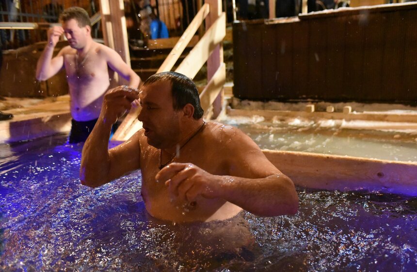 Окунаясь, верующий крестится и произносит следующую фразу: "Во имя Отца, и Сына, и Святого Духа!"