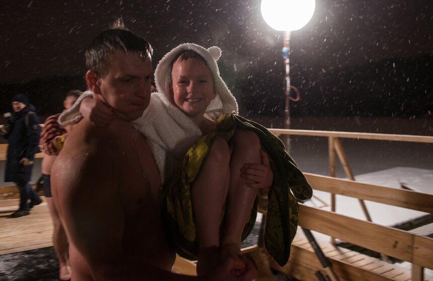 Заряд бодрости от купания получили не только взрослые, но и юные участники