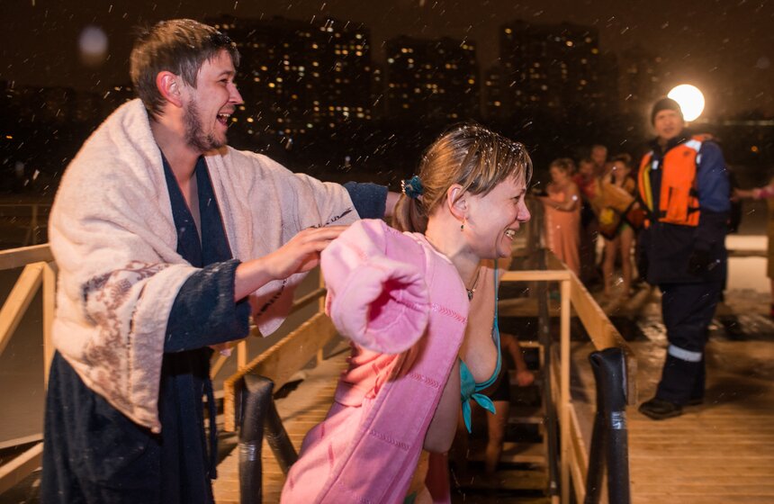 Ранее спасатели попросили москвичей не выходить на лед большими группами, так как из-за мягкой зимы его толщина не достигла безопасной отметки в 25 сантиметров