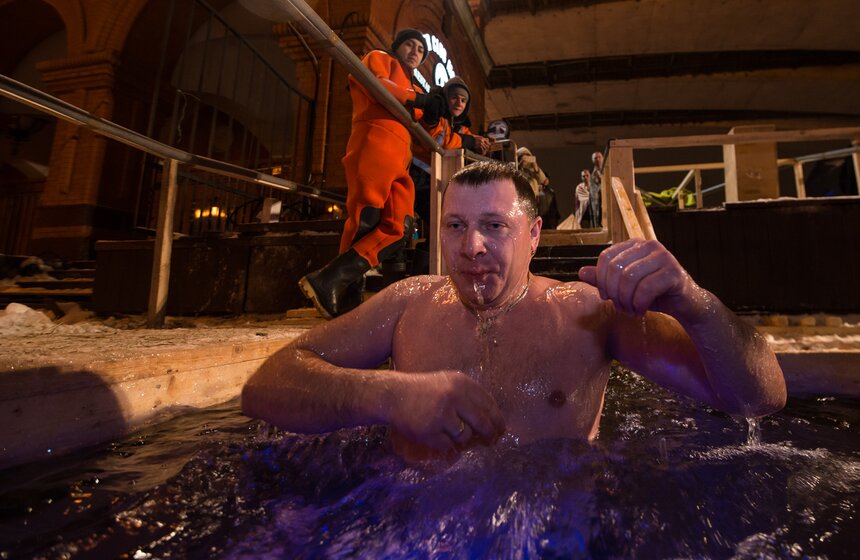 Тысячи москвичей пришли к крещенским купелям в ночь на 19 января