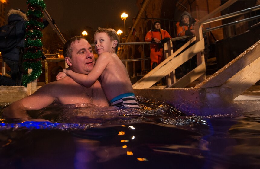 Некоторые москвичи погрузились в ледяную воду всей семьей