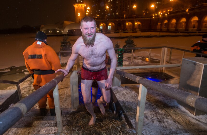 Сотрудники МЧС и поисково-спасательных станций обеспечивают безопасность на воде