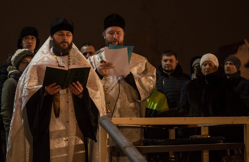 По традиции перед купаниями священнослужители освятили воду