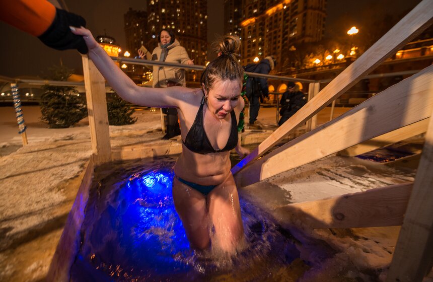 Все купели оснастили мостиками и деревянными лестницами, по которым можно безопасно спуститься в воду