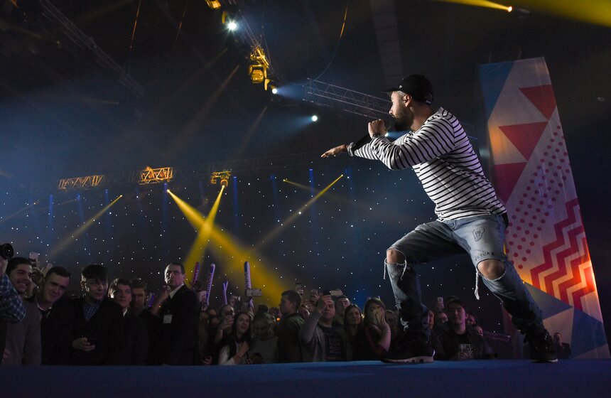 Прокачала атмосферу для молодежи группа "Каста".