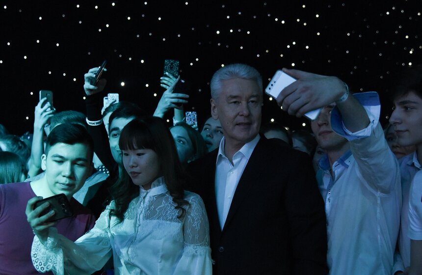 Некоторым участникам праздника удалось сделать селфи с Сергеем Собяниным.