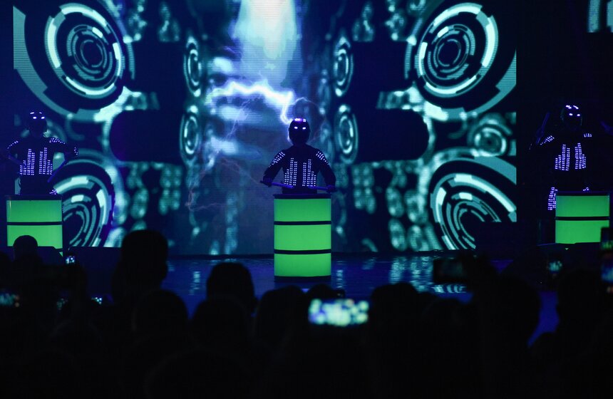 Зажигать начали вместе с артистами, работающими в жанре световых шоу.