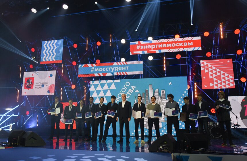 Отдельно в зале поздравили победителей национального межвузовского чемпионата WorldSkills.