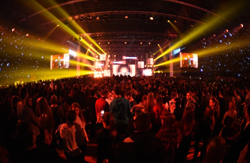 Гуляли учащиеся почти до полуночи, мероприятие завершилось в 23:30