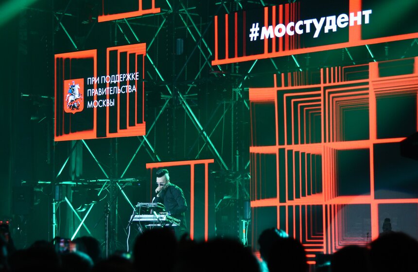 DJ Артемий Золотов отыграл для студентов свои зажигательные сеты.