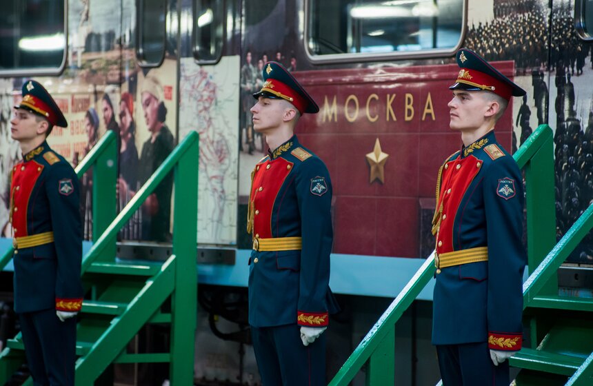 На восьми вагонах поезда золотыми буквами написаны имена городов-героев. Головной вагон посвящен Москве