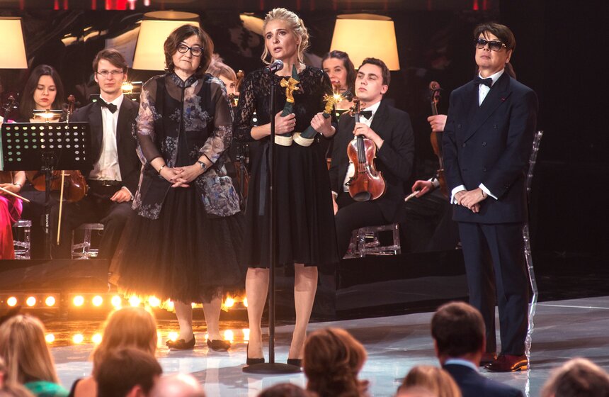 Директор Государственной Третьяковской галереи Зельфира Трегулова, художник Юлия Макушина, победившая в номинации "Лучшая работа художника-постановщика", и модельер Валентин Юдашкин