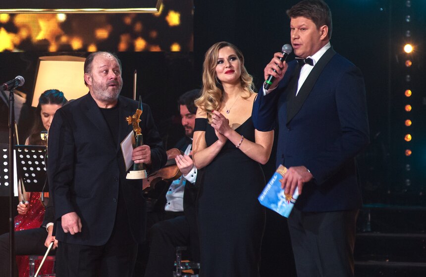 Актер Владимир Ильин, победивший в номинации "Лучшая мужская роль второго плана", актриса Мария Кожевникова и ведущий Дмитрий Губерниев