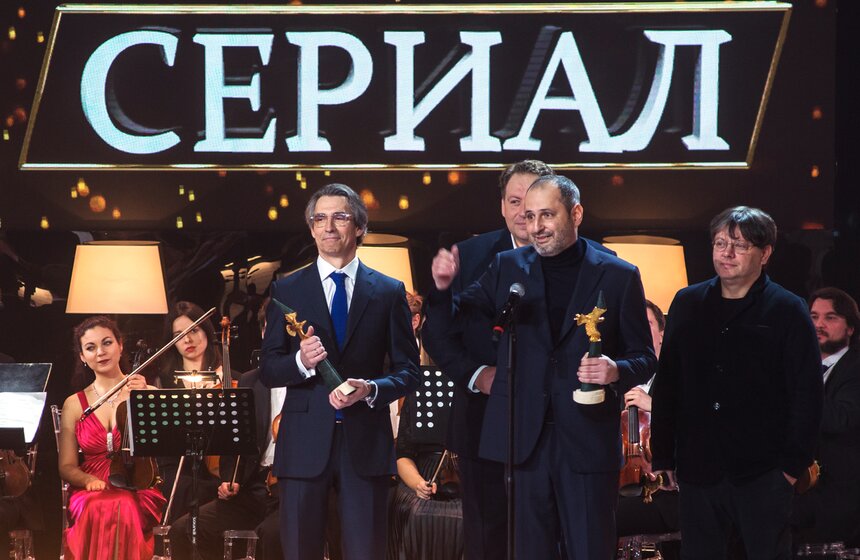 Продюсер Антон Златопольский, режиссер Алексей Попогребский и продюсер Валерий Тодоровский, получившие приз в номинации "Лучший телевизионный сериал" – "Оптимисты"