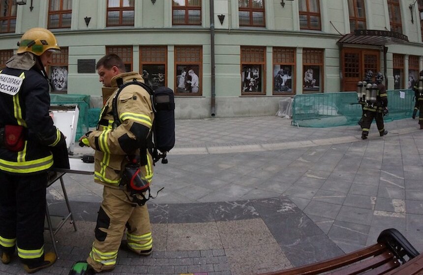 Пожарные ликвидировали пожар в здании МХТ имени Чехова 3 фото