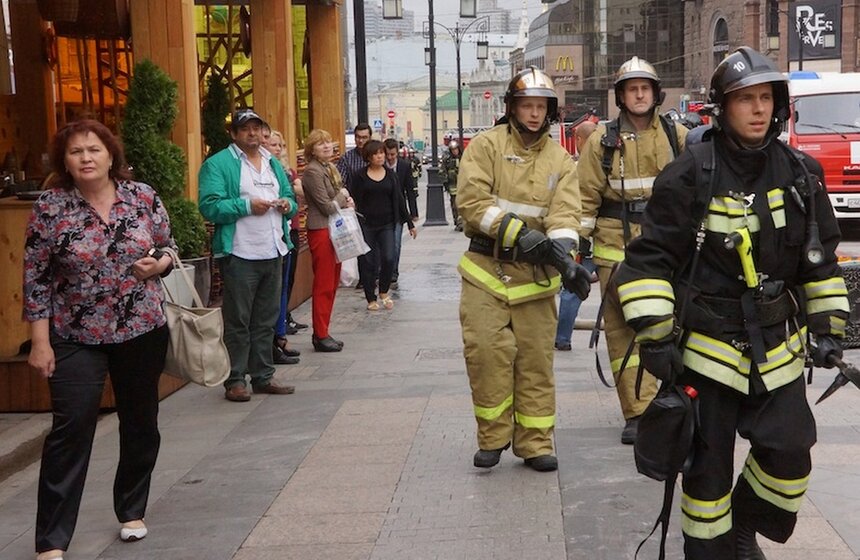 Пожарные ликвидировали пожар в здании МХТ имени Чехова 6 фото